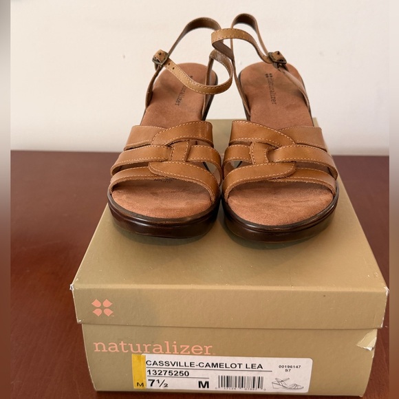 Naturalizer Brand New in Box Sandals. Size 7.5 - Picture 2 of 3
